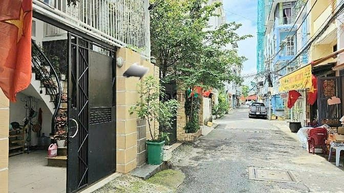 Hình ảnh BÁN nhà 4 tầng cộng hòa hẻm thông xe tải