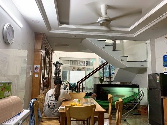 Hình ảnh Cách đường Phạm Văn Bạch 60 m. 4 tầng. 8,2 tỷ. 60 m²