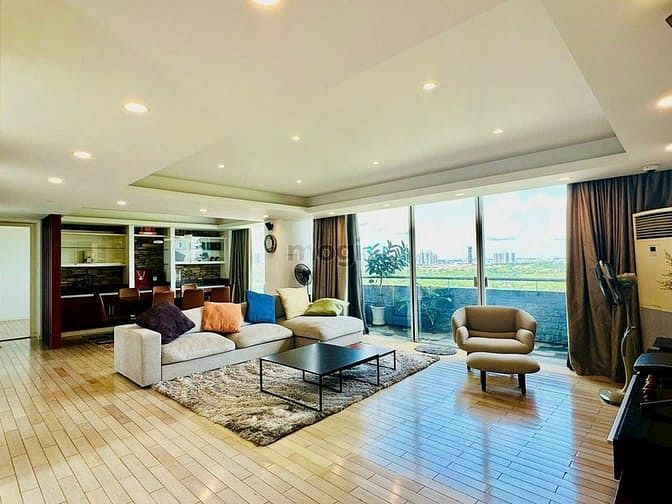 Hình ảnh Nice Penthouse in Garden Court for rent in District 7