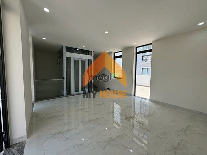 Hình ảnh Toà VP TML 10x20m có thang máy, mới xây dựng giá chỉ 80tr