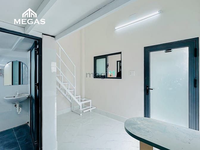 Hình ảnh Phòng duplex gác cao full nội thất dạng cửa sổ và ban công