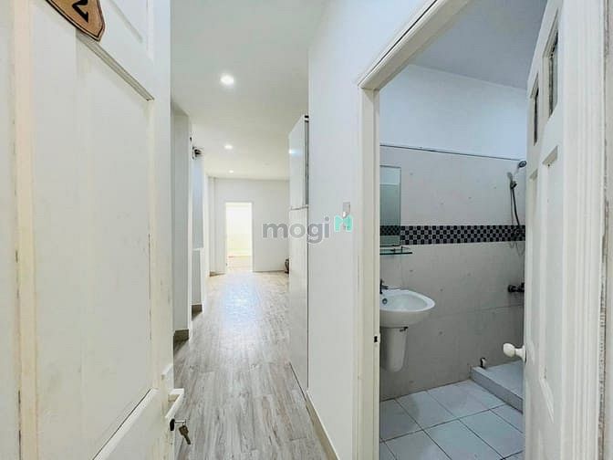 Hình ảnh Cho Thuê Căn Hộ Ban Công Tách Bếp Quận 1 Gần Bùi Viện
