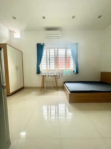 Hình ảnh studio full nội thất cửa sổ trời