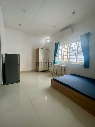 Hình ảnh studio full nội thất cửa sổ trời