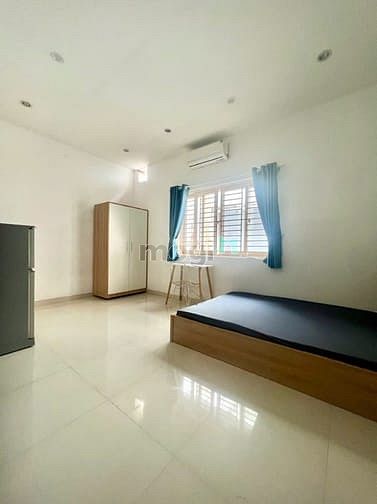 Hình ảnh studio full nội thất cửa sổ trời