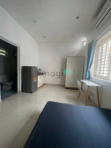 Hình ảnh studio full nội thất cửa sổ trời