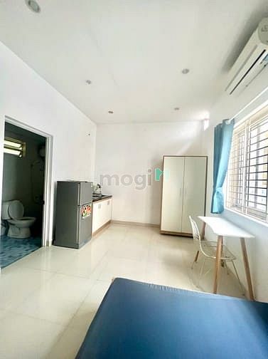 Hình ảnh studio full nội thất cửa sổ trời