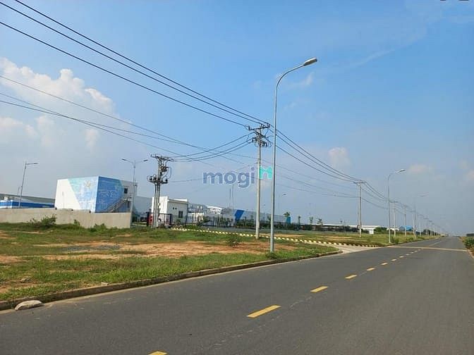 Hình ảnh Cần tiền sang gấp 1050m2 đất ở Thị Xã có suối sau đất dân đông. 190tr