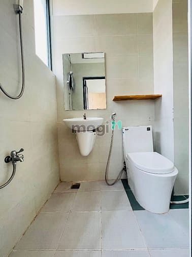 Hình ảnh Phòng tách bếp có máy giặt riêng.