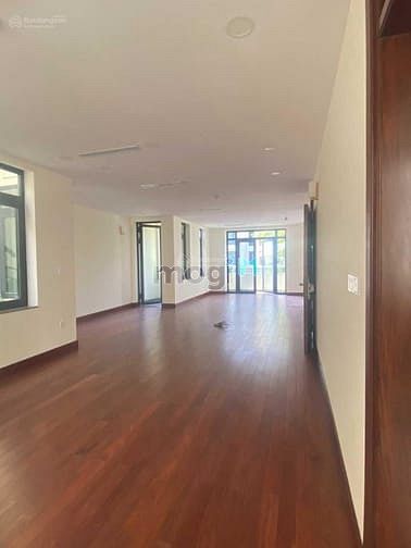 Hình ảnh Biệt thự BA SON 550m2 Mới Đẹp Hầm 4 Tầng Giá Chỉ 150tr/tháng