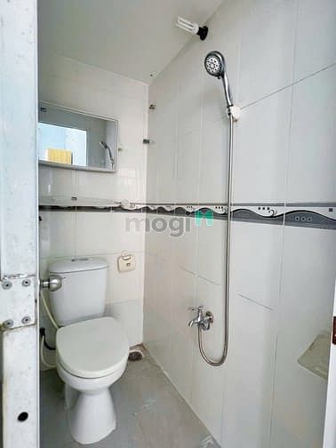 Hình ảnh Cho Thuê Phòng Thoáng Mát Nội Thất Cơ Bản Cửa Sổ Bự