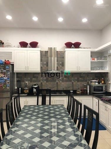 Hình ảnh Chủ gửi thuê Biệt thự Hưng Thái, PMH, Quận 7, DT 200m2, 4PN. Chỉ 33tr
