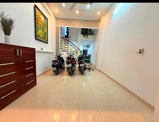 Hình ảnh Bán nhà 5 tầng phố Trung Kính.