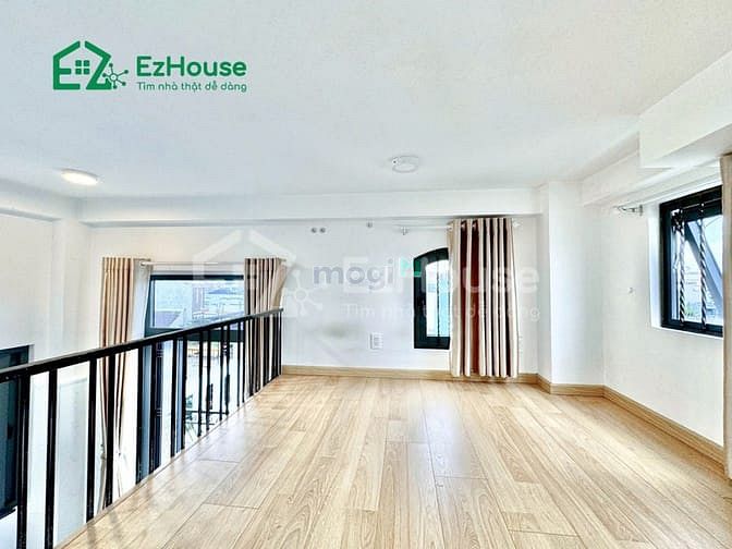 Hình ảnh Ban công mới xây sẵn máy lạnh ngay ngã tư 4 xã