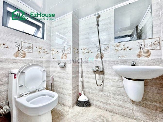 Hình ảnh Ban công mới xây sẵn máy lạnh ngay ngã tư 4 xã