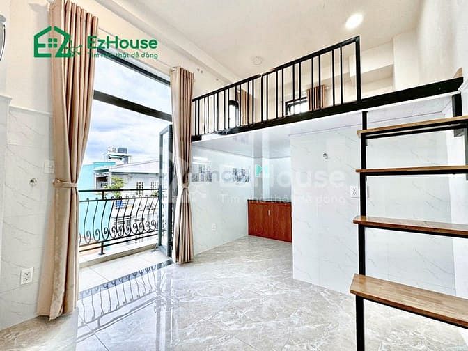 Hình ảnh Ban công mới xây sẵn máy lạnh ngay ngã tư 4 xã
