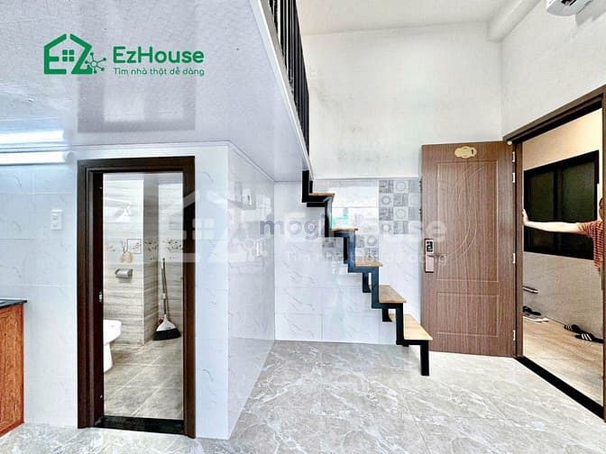 Hình ảnh Ban công mới xây sẵn máy lạnh ngay ngã tư 4 xã
