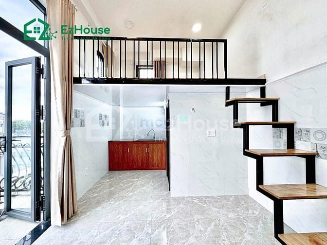 Hình ảnh Ban công mới xây sẵn máy lạnh ngay ngã tư 4 xã