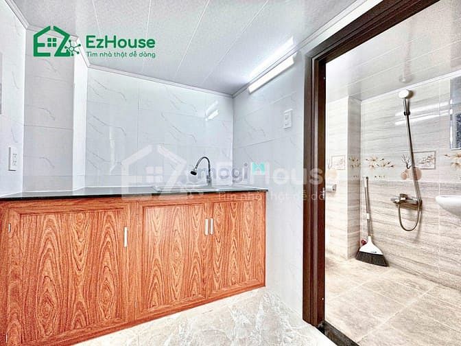 Hình ảnh Ban công mới xây sẵn máy lạnh ngay ngã tư 4 xã