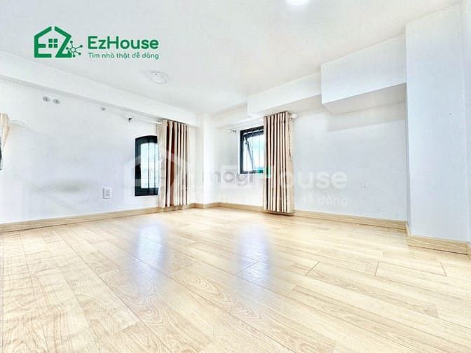 Hình ảnh Ban công mới xây sẵn máy lạnh ngay ngã tư 4 xã