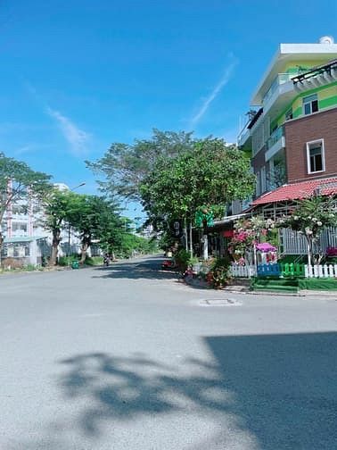 Hình ảnh Cần bán lô đất Biệt Thự nền Q-200m2 căn góc đường 12m KDC 13E Intresco