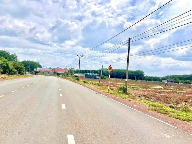 Hình ảnh Đáo hạn NH bán 1004M2 đất sẵn T.CƯ gần quốc lộ sát chợ. Giá 290tr
