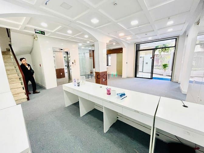 Hình ảnh Cho thuê góc 2 mặt tiền 01 đường số 5 Hà Đô Centrosa - có thang máy !
