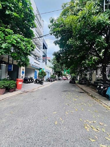 Hình ảnh Bán Gấp Lô Góc 2 Mt trước- Sau DT 300 m2 thích hợp Xd VP Chỉ 72 Tỷ