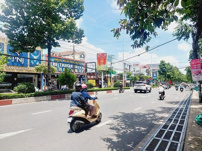 Hình ảnh Tòa nhà 1 trệt 3 lầu hơn 600m2 sàn mặt tiền đường Đồng Khởi, Tân Hiệp