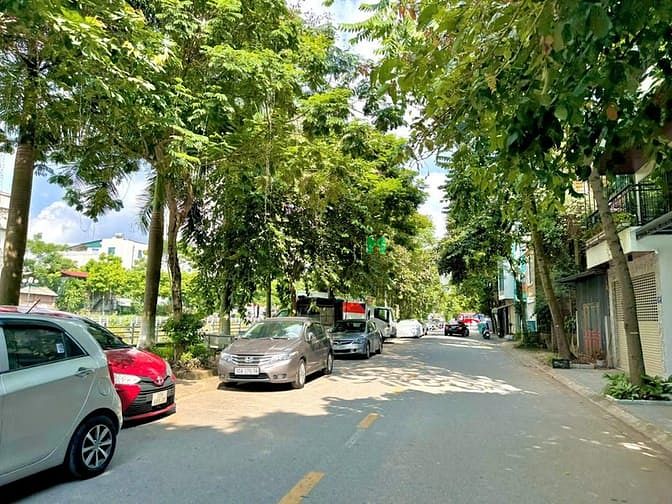 Hình ảnh giảm 1 tỷ, Bán đất Mặt phố Giang Biên, Giá rẻ nhất 110m2 mt 6m