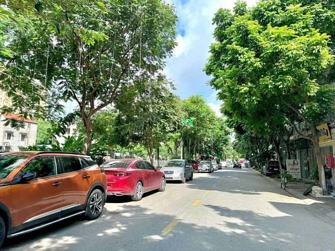 Hình ảnh giảm 1 tỷ, Bán đất Mặt phố Giang Biên, Giá rẻ nhất 110m2 mt 6m