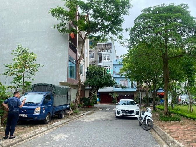 Hình ảnh Khuôn tiền hiếm 9 tỷ có đất Tái định cư Giang Biên, Vỉa hè oto tránh