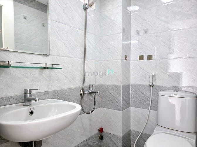 Hình ảnh Balcony Full nội thát, Máy Giặt Riêng gần vòng xoay Dân Chủ