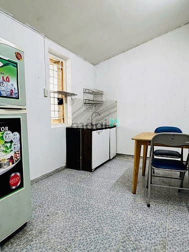 Hình ảnh CHDV có ban công thoáng mát gần KCX DH Maketing. 2p qua quận 4