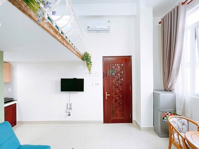 Hình ảnh CHDV cửa sổ lớn thang máy giờ giấc tự do. Camera an ninh  ở 3-4 ngươi