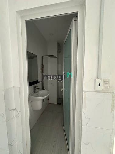 Hình ảnh Chủ cho thuê phòng tầng 2, lối đi riêng, máy lạnh, toilet riêng, 3tr5