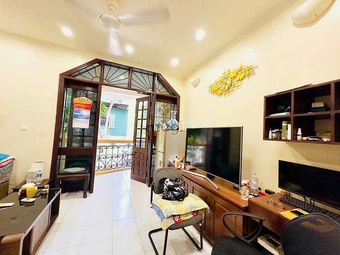 Hình ảnh Bán nhà Trần Quốc Hoàn 59m2, 6T, MT 4.9m, phân lô, TM, 19.7 tỷ