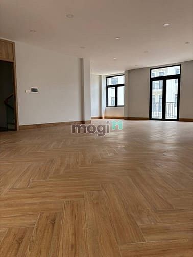 Hình ảnh Cho thuê tầng văn phòng 70m2, có máy lạnh, sàn gỗ, nhà vệ sinh