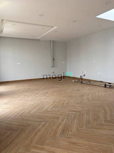 Hình ảnh Cho thuê tầng văn phòng 70m2, có máy lạnh, sàn gỗ, nhà vệ sinh