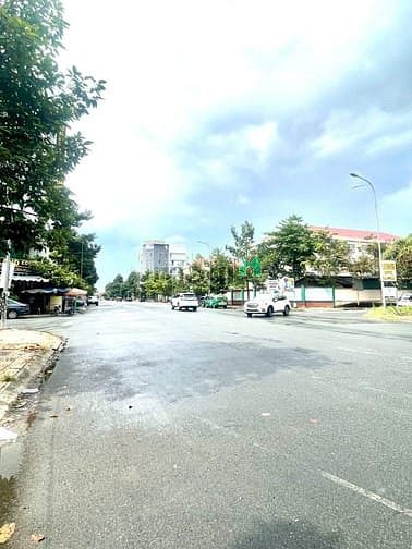 Hình ảnh Bán 4 nền liền góc 2 mặt tiền đường Hoàng Văn Thái KDC Hưng Phú