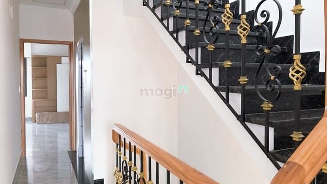 Hình ảnh Siêu Phẩm - Thang Máy - Gỗ Đỏ - 5 Tầng Mới Keng - Vip Hiệp Bình Phước