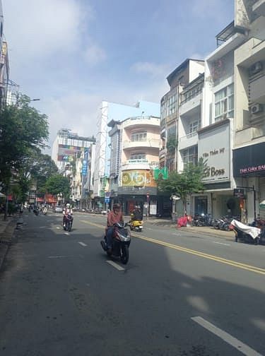 Hình ảnh SHOP+SPA MT Võ Văn Tần, P5, Q3. Dt: 4,2x20m, KC: trệt lửng 4 lầu TM