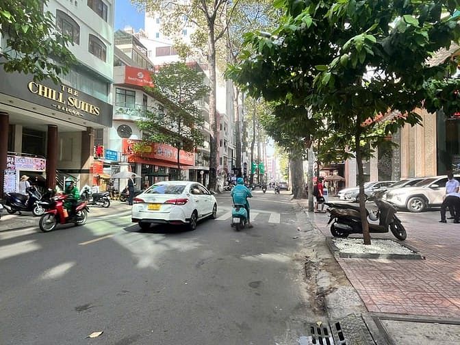 Hình ảnh SPA - Văn Phòng MT 21 Bùi tHỊ Xuân, Q1. Dt: 12X8M, Kc: trệt 3 lầu