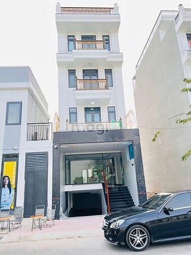 Hình ảnh Cho thuê mặt tiền Bàu cát - có thang máy - 35 triệu