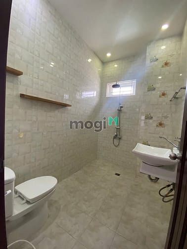 Hình ảnh Cho thuê nhà ngang 5m, có tháng máy. Võ Văn Tần, Quận 3.Gía chỉ 4x tri