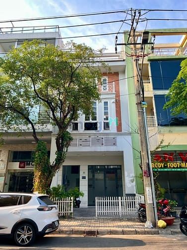 Hình ảnh Khách sạn Phú Mỹ Hưng có 15 phòng, hầm, thang máy giá thuê cực tốt