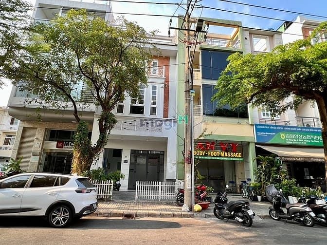 Hình ảnh Khách sạn Phú Mỹ Hưng có 15 phòng, hầm, thang máy giá thuê cực tốt