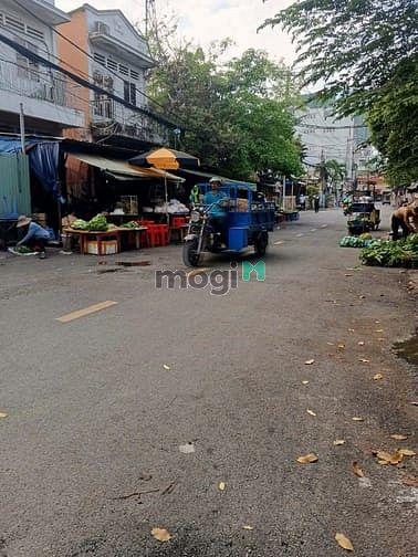 Hình ảnh Cần bán gấp nhà mặt tiền KD ngay chợ sát Phạm Văn Đồng