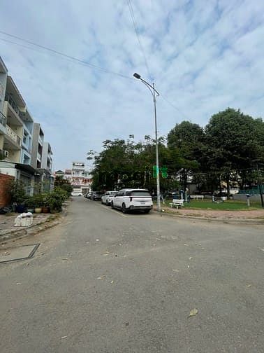 Hình ảnh Chính Chủ Gửi Bán Nền Đất Nhà Phố Liền Kề View Công Viên, Lê Văn Thịnh