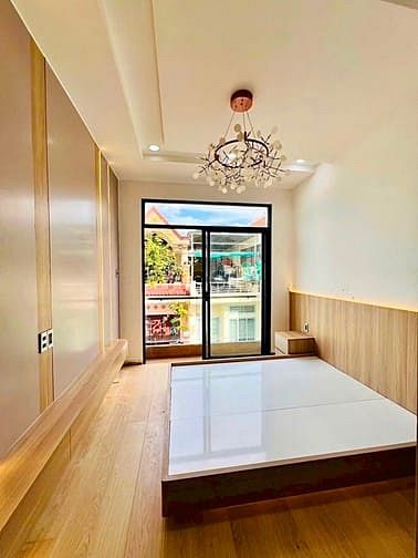 Hình ảnh Nhà đẹp thang máy 5 tầng CMT8 - Hẻm xe hơi